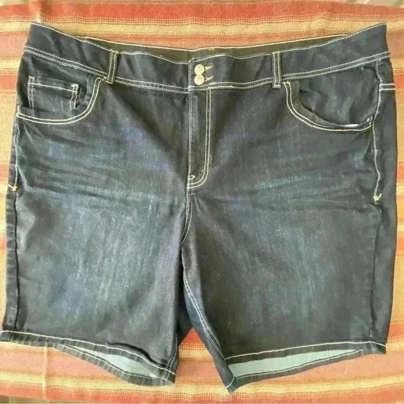 LANE BRYANT Bermuda Jean Short Tighter Tummy Tech Darker Wash Size 28 - Picture 1 of 7